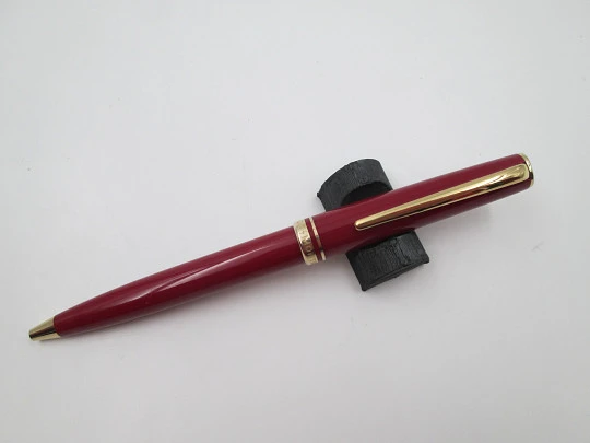 Montblanc Generation ballpoint pen. Garnet resin and gold plated. Box. 1990's. Germany