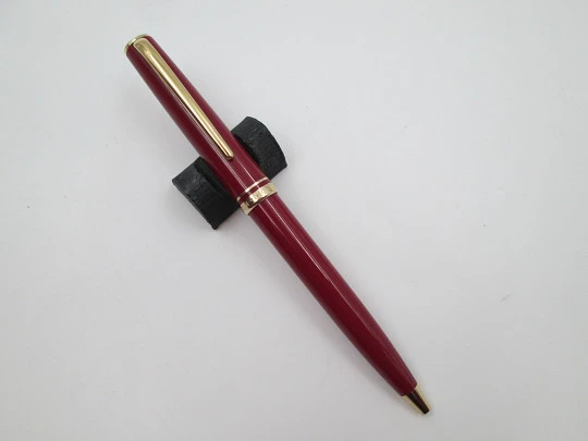 Montblanc Generation ballpoint pen. Garnet resin and gold plated. Box. 1990's. Germany