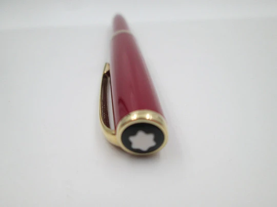 Montblanc Generation ballpoint pen. Garnet resin and gold plated. Box. 1990's. Germany