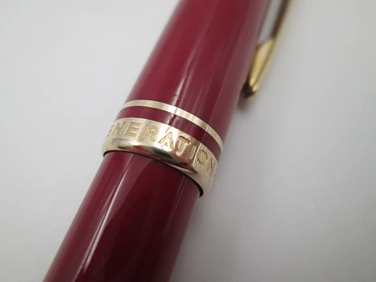 Montblanc Generation ballpoint pen. Garnet resin and gold plated. Box. 1990's. Germany