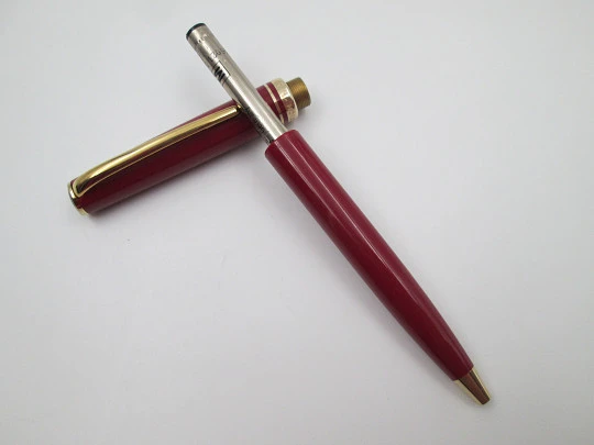 Montblanc Generation ballpoint pen. Garnet resin and gold plated. Box. 1990's. Germany