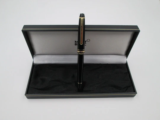 Montblanc Meisterstück 144 rollerball pen. Black resin and gold plated details. Box