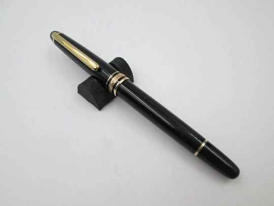 Montblanc Meisterstück 144. Black resin & gold plated details. 14K gold nib