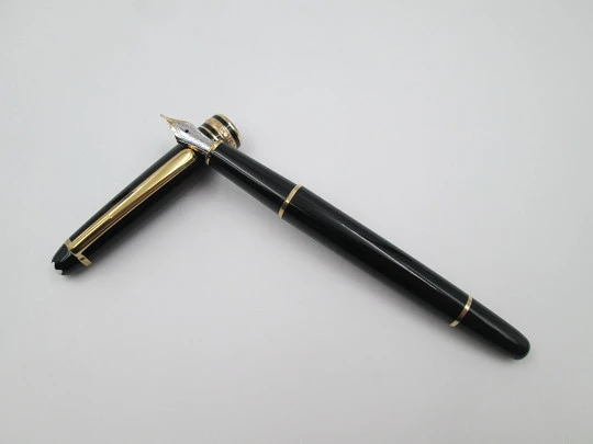 Montblanc Meisterstück 144. Black resin & gold plated details. 14K gold nib