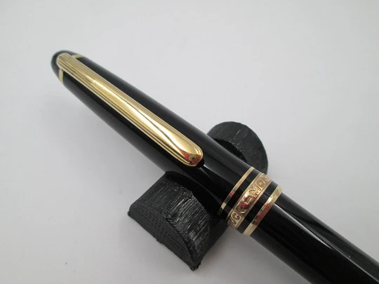 Montblanc Meisterstück 144. Black resin & gold plated details. 14K gold nib