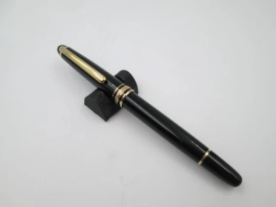 Montblanc Meisterstück 144. Black resin & gold plated details. 14K gold nib