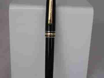 Montblanc Meisterstück 144. Black resin. Gold-plated details. 14K gold nib