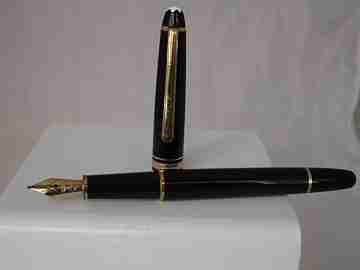 Montblanc Meisterstück 144. Black resin. Gold-plated details. 14K gold nib