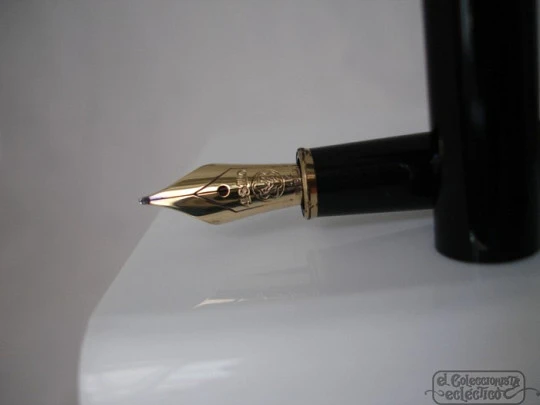 Montblanc Meisterstück 144. Resina negra y chapados oro. Caja. Plumín 14K