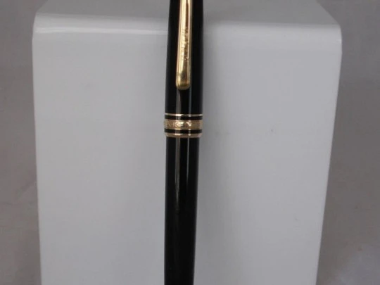 Montblanc Meisterstück 144. Resina negra y chapados oro. Caja. Plumín 14K