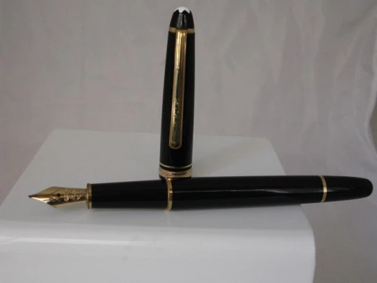 Montblanc Meisterstück 144. Resina negra y chapados oro. Caja. Plumín 14K