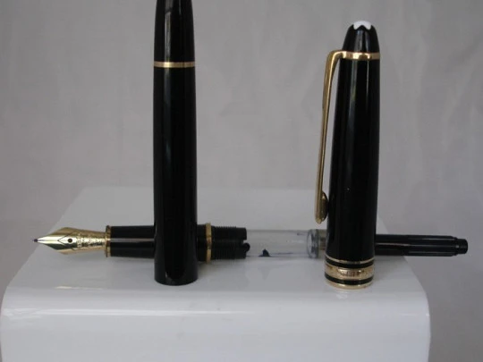 Montblanc Meisterstück 144. Resina negra y chapados oro. Caja. Plumín 14K