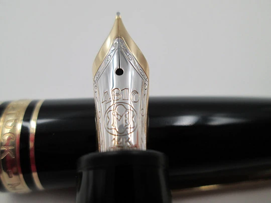 Montblanc Meisterstück 146 Le Grand. Black resin and gold plated trims. Box. 1980's