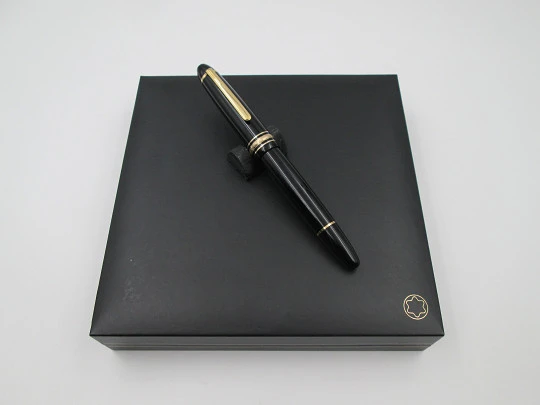 Montblanc Meisterstück 146 Le Grand. Black resin & gold plated details. Box