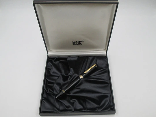 Montblanc Meisterstück 146 Le Grand. Black resin & gold plated details. Box