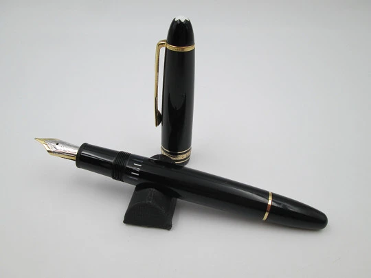 Montblanc Meisterstück 146 Le Grand. Black resin & gold plated details. Box