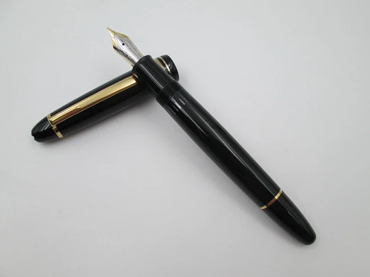 Montblanc Meisterstück 146 Le Grand. Black resin & gold plated details. Box