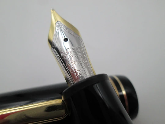 Montblanc Meisterstück 146 Le Grand. Black resin & gold plated details. Box