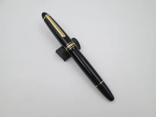 Montblanc Meisterstück 146 Le Grand. Black resin & gold plated details. Box