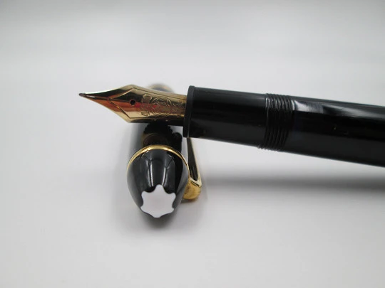 Montblanc Meisterstück 146. Black resin & gold plated details. Original box. 1980's. Germany