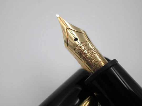 Montblanc Meisterstück 146. Black resin & gold plated details. Original box. 1980's. Germany