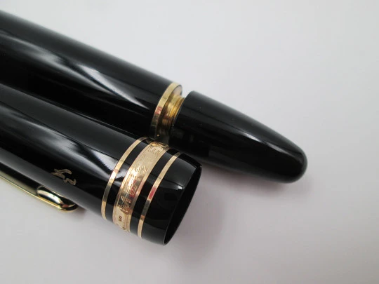 Montblanc Meisterstück 146. Black resin. Gold-plated details