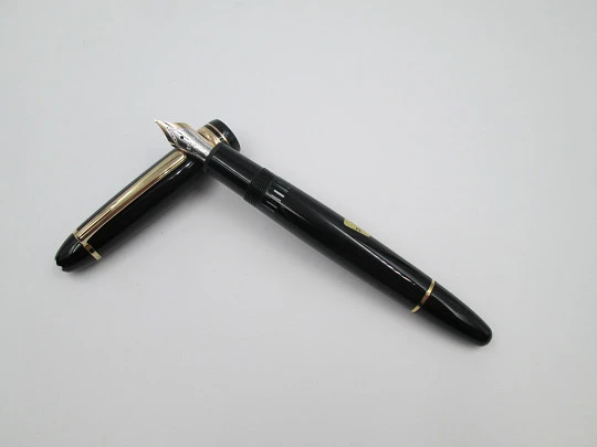 Montblanc Meisterstück 146. Black resin. Gold-plated details