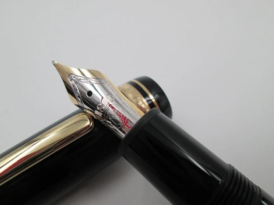 Montblanc Meisterstück 146. Black resin. Gold-plated details