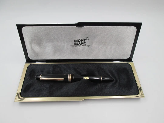 Montblanc Meisterstück 146. Black resin. Gold-plated details