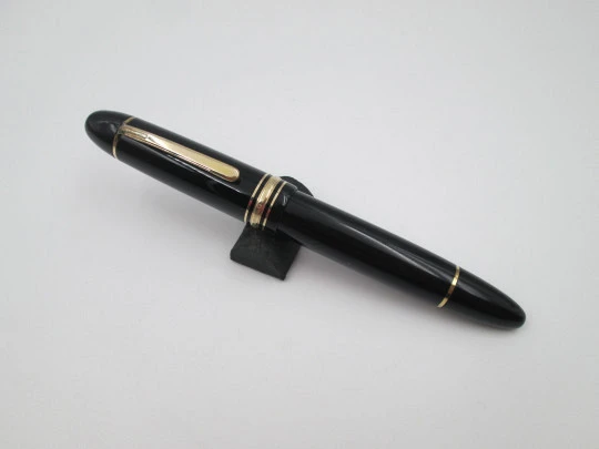 Montblanc Meisterstück 149 fountain pen. Black precious resin and gold plated details