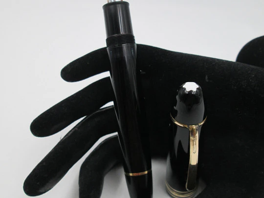 Montblanc Meisterstück 149 fountain pen. Black precious resin and gold plated details