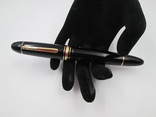 Montblanc Meisterstück 149 fountain pen. Black precious resin and gold plated details
