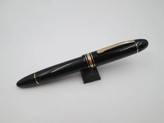 Montblanc Meisterstück 149 fountain pen. Black precious resin and gold plated details