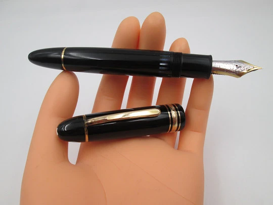 Montblanc Meisterstück 149 fountain pen. Black precious resin and gold plated details