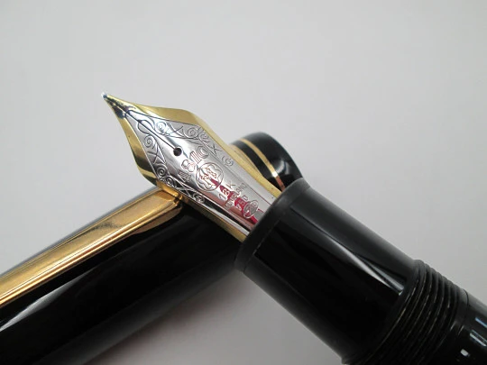 Montblanc Meisterstück 149. Black resin & gold plated details. 18k gold nib. Box