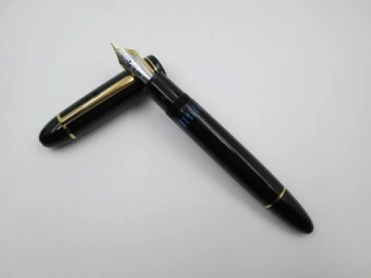 Montblanc Meisterstück 149. Resina negra y chapados oro. 18k. Estuche