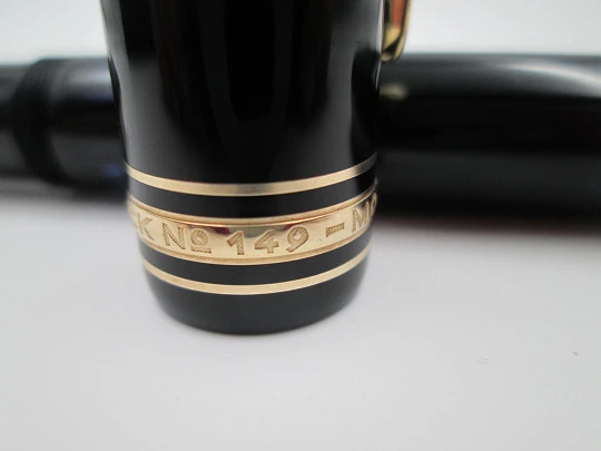 Montblanc Meisterstück 149. Resina negra y chapados oro. 18k. Estuche