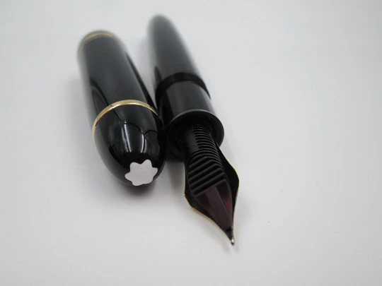 Montblanc Meisterstück 149. Resina negra y chapados oro. 18k. Estuche