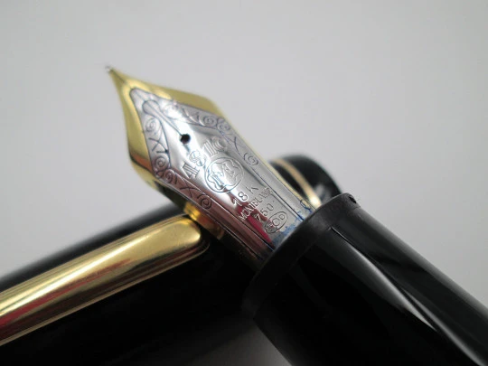 Montblanc Meisterstück 149. Resina negra y chapados oro. 18k. Estuche