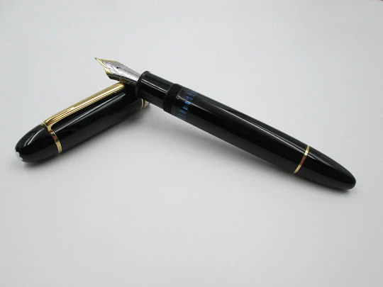 Montblanc Meisterstück 149. Resina negra y chapados oro. 18k. Estuche