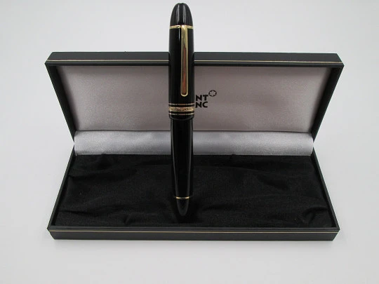 Montblanc Meisterstück 149. Resina negra y chapados oro. 18k. Estuche