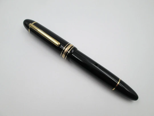 Montblanc Meisterstück 149. Resina negra y chapados oro. 18k. Estuche
