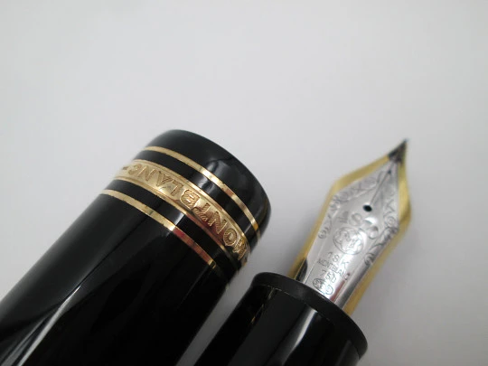 Montblanc Meisterstück 149. Resina negra y chapados oro. 18k. Estuche. Pistón