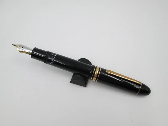 Montblanc Meisterstück 149. Resina negra y chapados oro. 18k. Estuche. Pistón