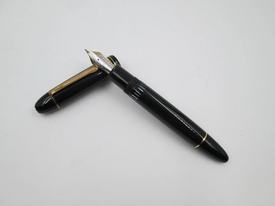 Montblanc Meisterstück 149. Resina negra y chapados oro. 18k. Estuche. Pistón