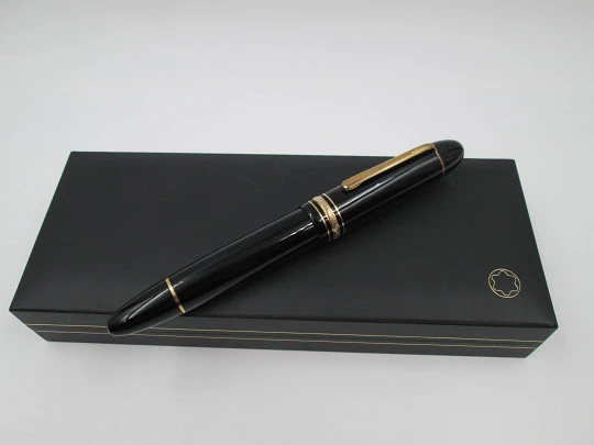 Montblanc Meisterstück 149. Resina negra y chapados oro. 18k. Estuche. Pistón