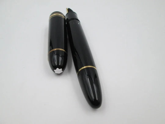 Montblanc Meisterstück 149. Resina negra y chapados oro. 18k. Estuche. Pistón