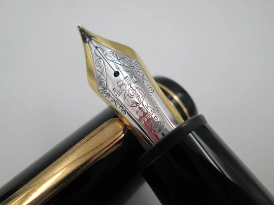 Montblanc Meisterstück 149. Resina negra y chapados oro. 18k. Estuche. Pistón