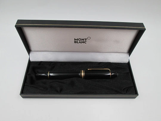 Montblanc Meisterstück 149. Resina negra y chapados oro. 18k. Estuche. Pistón