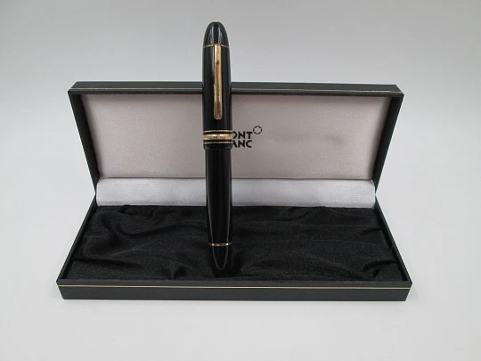 Montblanc Meisterstück 149. Resina negra y chapados oro. 18k. Estuche. Pistón